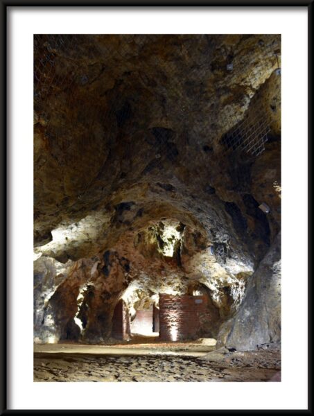 Affiche Dans Le Tunnel De La Grotte – Image 3