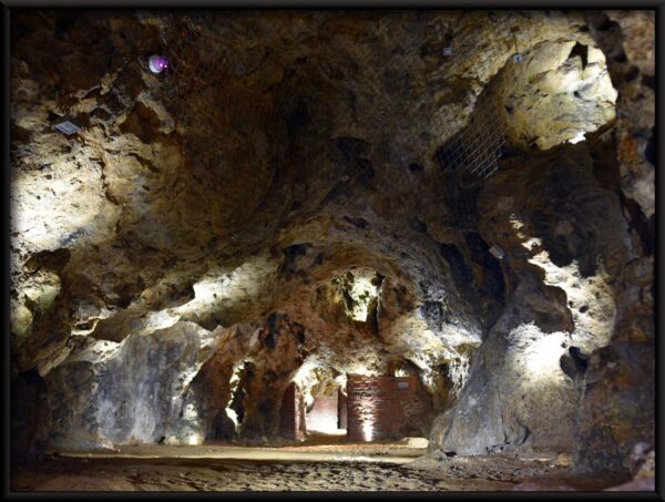 Affiche Dans Le Tunnel De La Grotte – Image 2