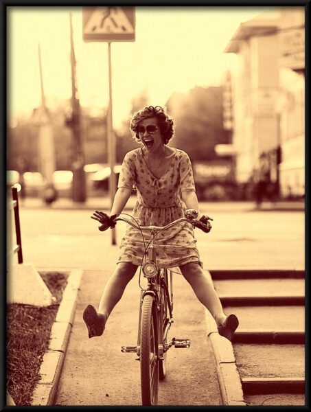 Affiche de joie sur un vélo – Image 4