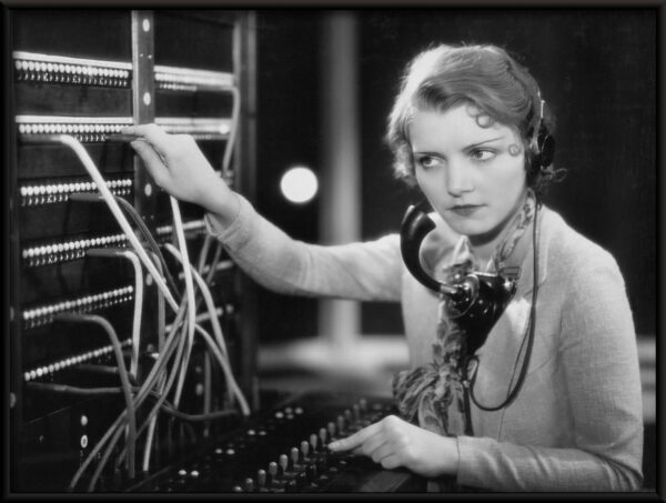 Jeune téléphoniste Poster – Image 2