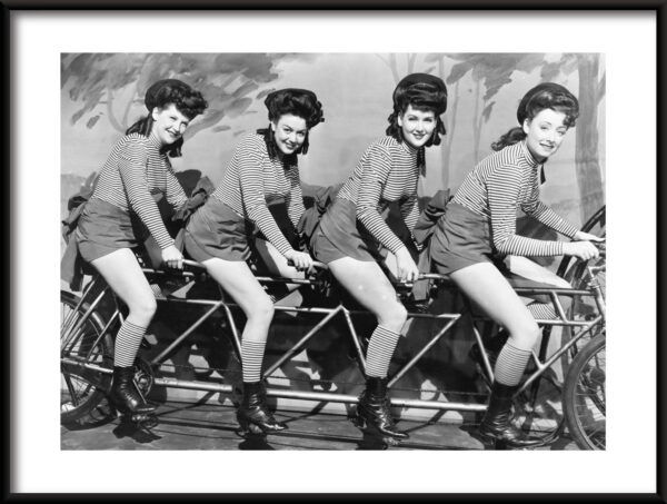 Affiche de quatre cyclistes féminines