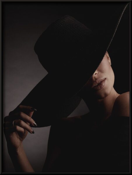 Affiche Au Chapeau Noir – Image 4