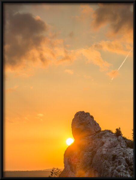 Le soleil derrière le rocher Poster – Image 4
