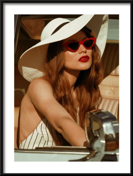 Affiche Dans Un Chapeau Blanc – Image 3