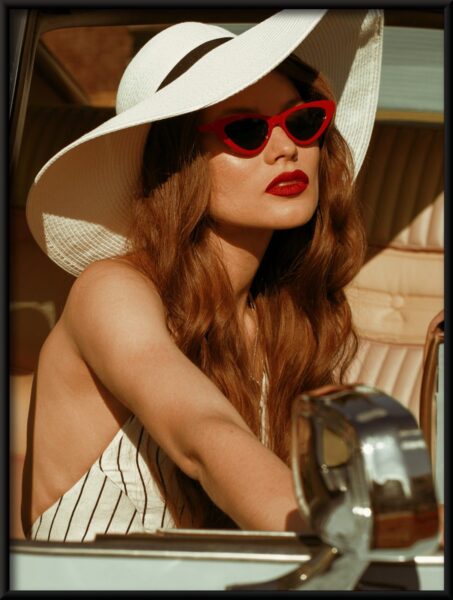 Affiche Dans Un Chapeau Blanc – Image 4