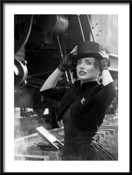 Dame sur le chemin de fer Poster – Image 3