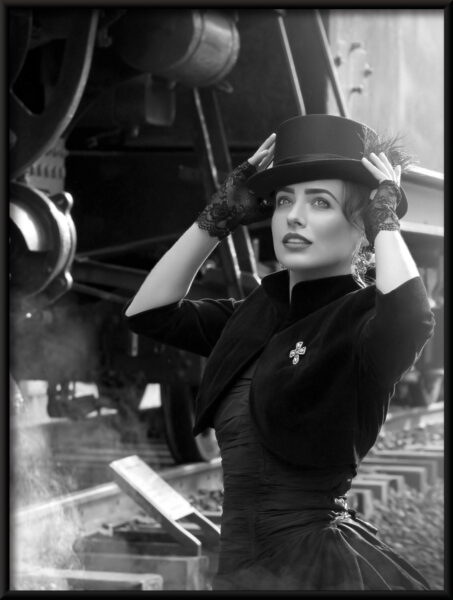 Dame sur le chemin de fer Poster – Image 4