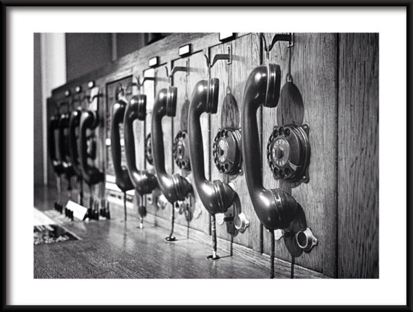 Affiche de téléphones noirs