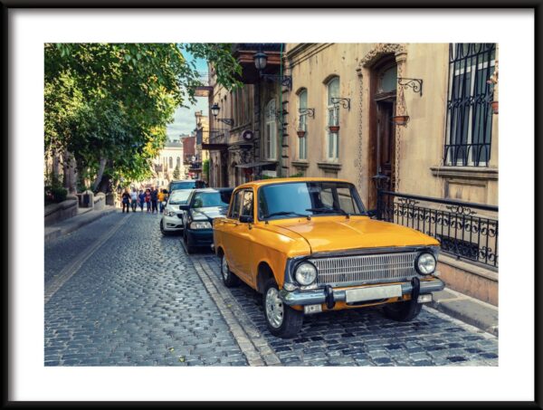 Voiture dans l'affiche de la rue