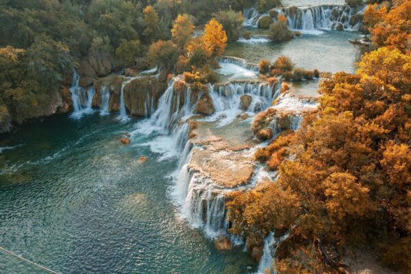 Peinture murale Cascade d'automne