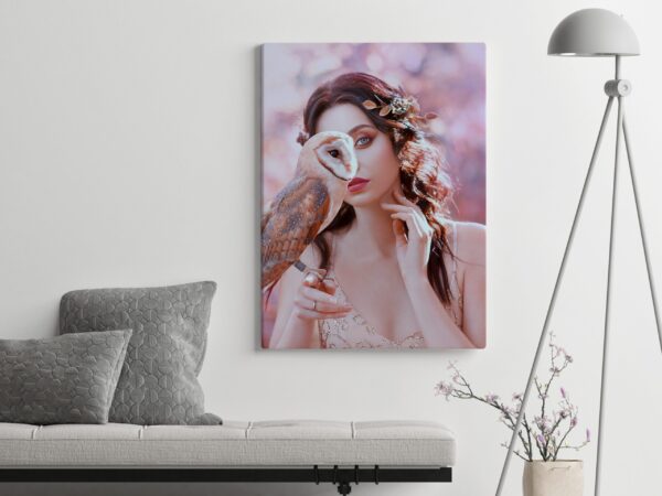 Une image d'une femme avec un hibou – Image 2
