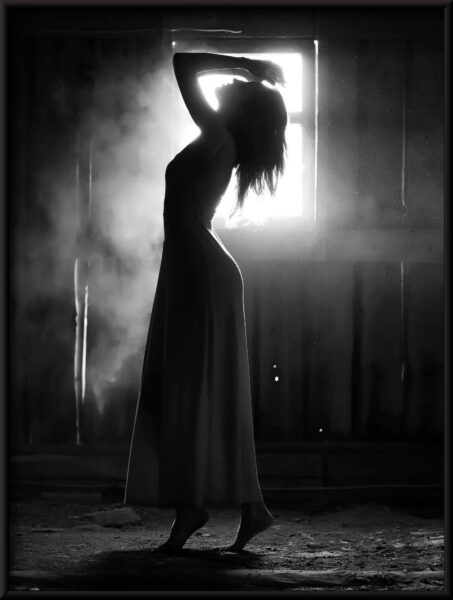 Fille dans l'affiche stable – Image 4
