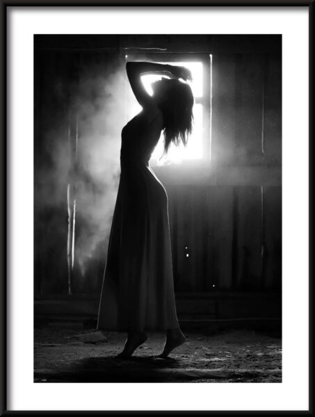 Fille dans l'affiche stable – Image 3