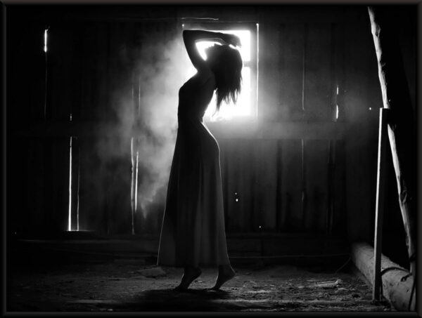 Fille dans l'affiche stable – Image 2