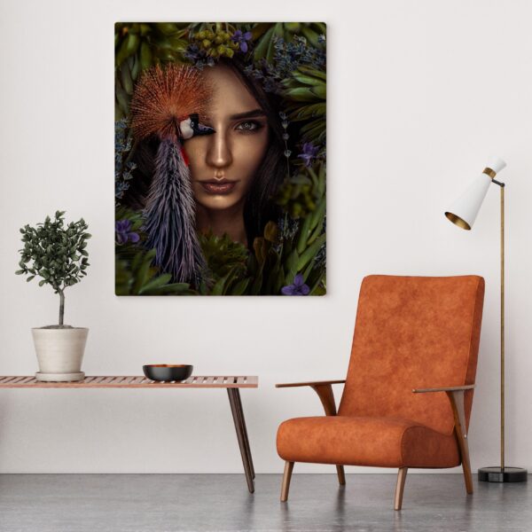 Une image d'une femme avec un paon – Image 3