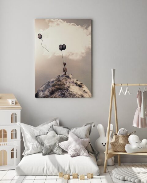 Une image d'une petite fille avec des ballons sur le dessus – Image 2
