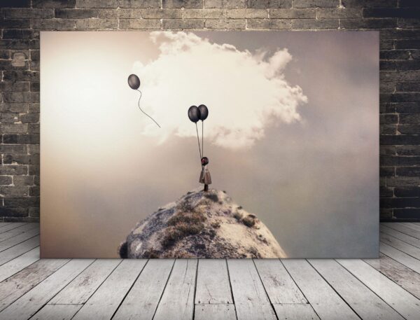 Une image d'une petite fille avec des ballons sur le dessus