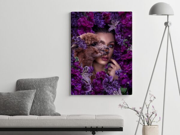 Une image d'une femme avec un lama – Image 2