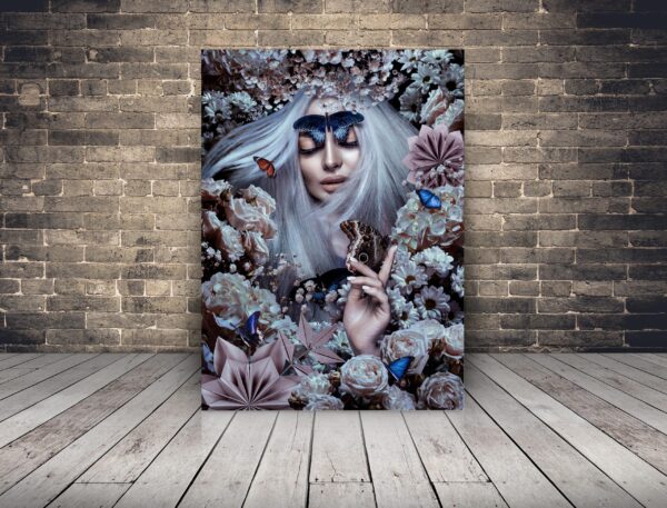Une image d'une femme papillon