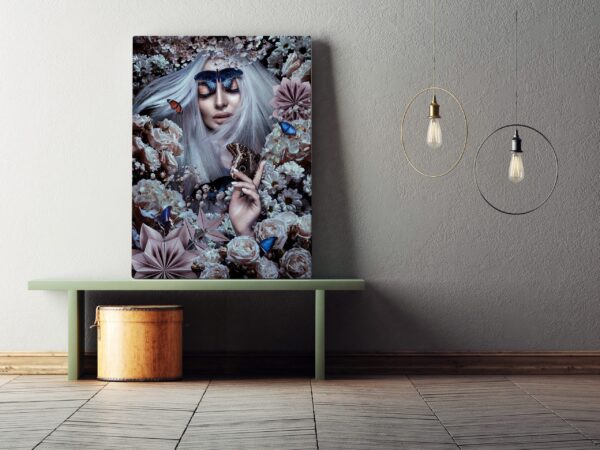 Une image d'une femme papillon – Image 2
