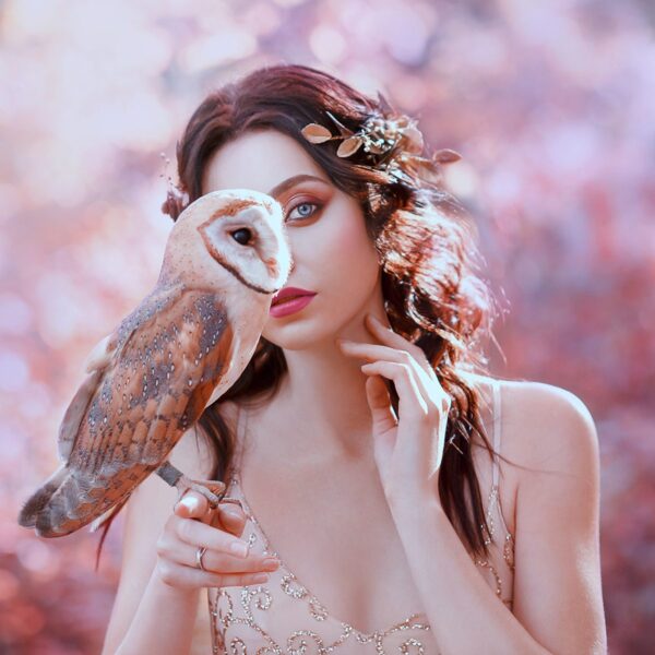 Une image d'une femme avec un hibou – Image 3