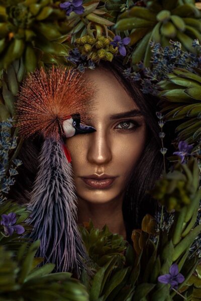 Une image d'une femme avec un paon – Image 2