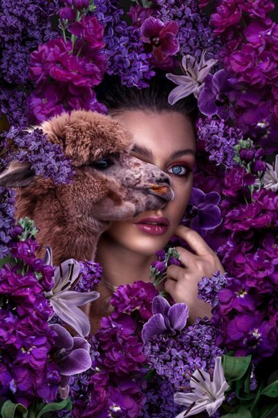 Une image d'une femme avec un lama – Image 3