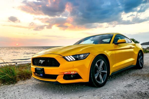 Peinture murale Ford Mustang jaune