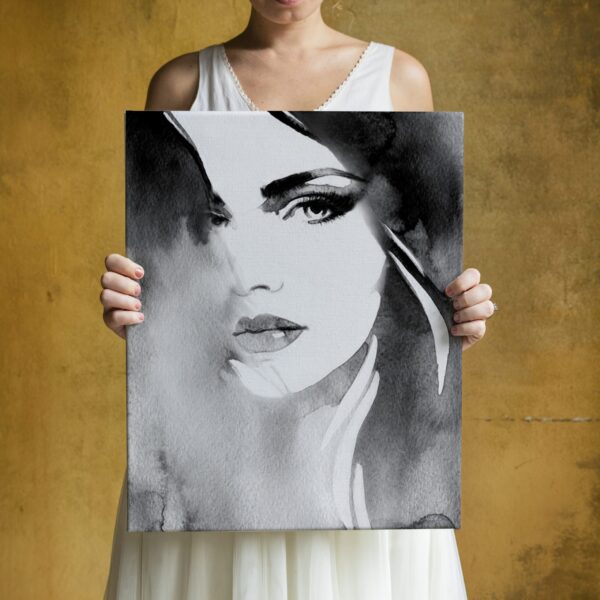 Image d'une femme en gris – Image 3