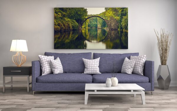 Une image d'une rivière au milieu de la forêt – Image 3