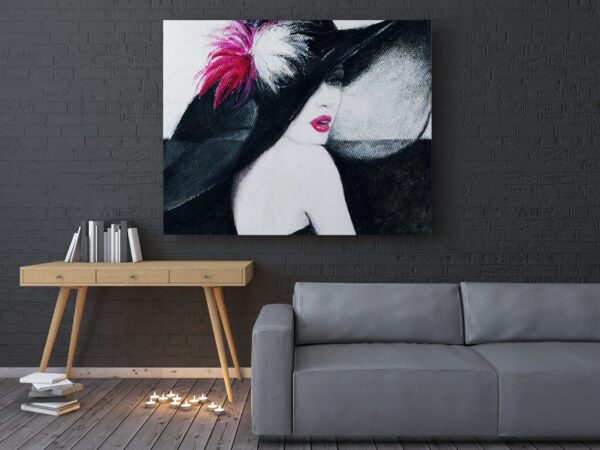 Une image d'une femme au chapeau – Image 3