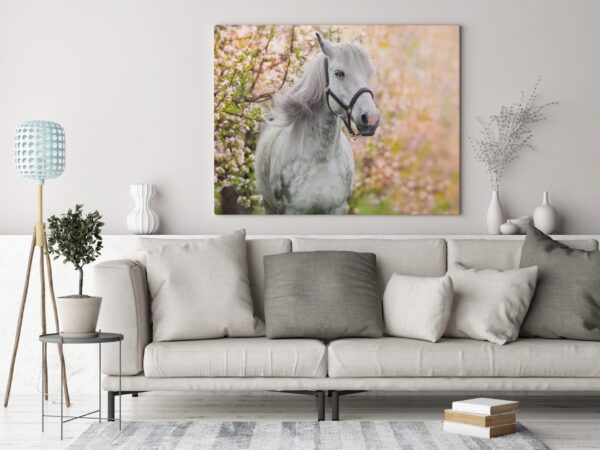 L'image d'un cheval parmi les fleurs – Image 3