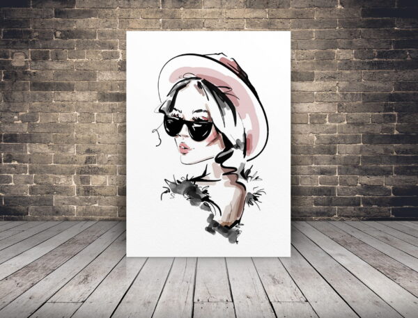 Une image d'une femme dans un chapeau rose