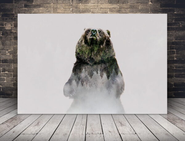 Image d'un ours debout dans le brouillard