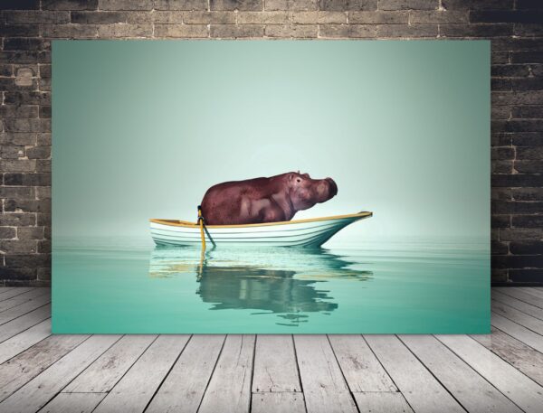 Une photo d'un hippopotame dans un bateau