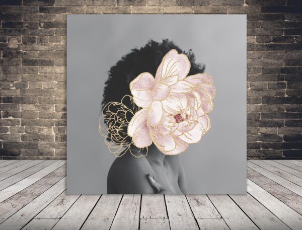 Une image d'une femme avec une fleur