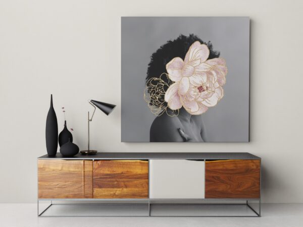 Une image d'une femme avec une fleur – Image 3