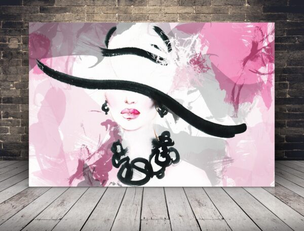 Une image d'une femme au chapeau