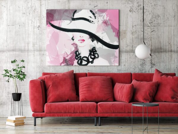 Une image d'une femme au chapeau – Image 3