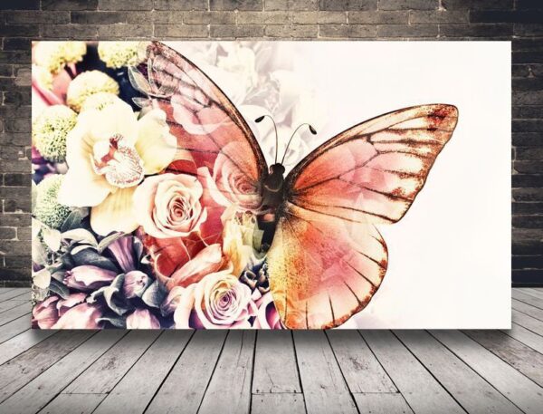 L'image d'un papillon avec des fleurs