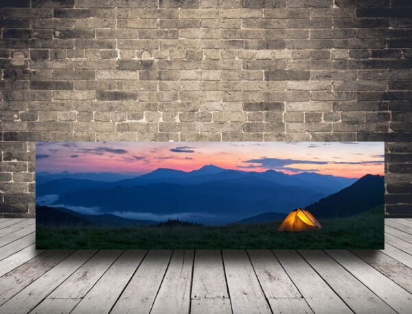 Image d'une tente dans les montagnes