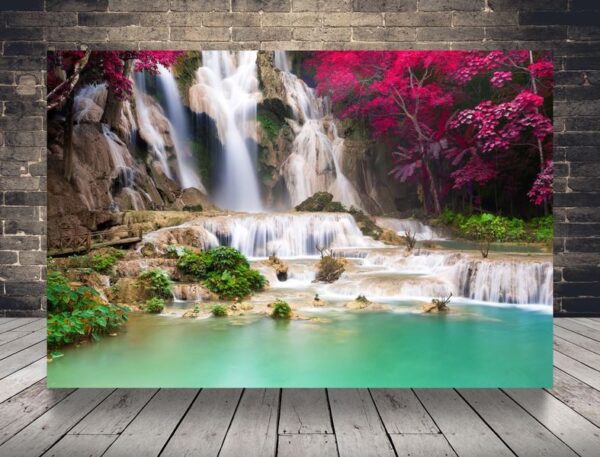 Une image d'une cascade turquoise