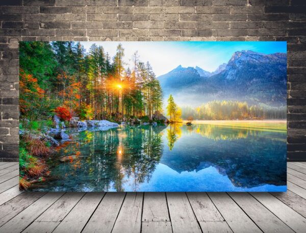 Une image d'un lever de soleil d'automne