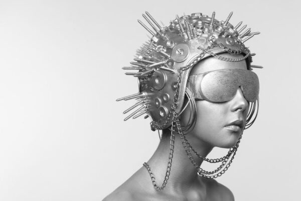 Une image d'une femme dans un casque – Image 2