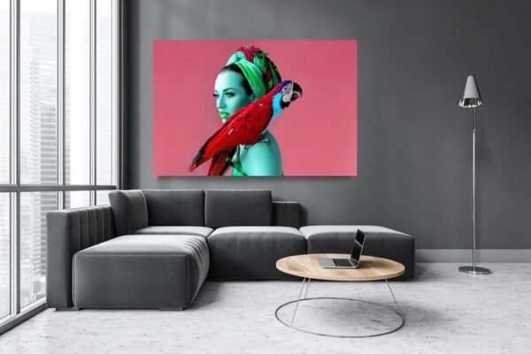 Une image d'une femme et d'un perroquet – Image 3