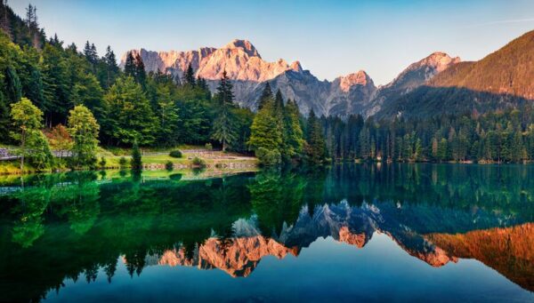 Une image d'un lever de soleil dans les Alpes – Image 2