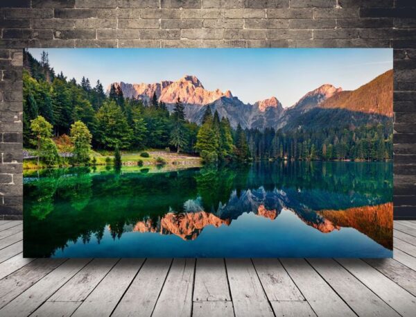 Une image d'un lever de soleil dans les Alpes