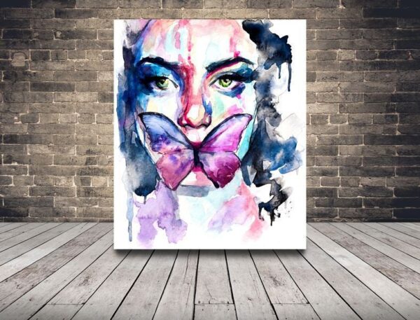 Une image d'une femme avec un papillon