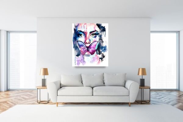 Une image d'une femme avec un papillon – Image 3
