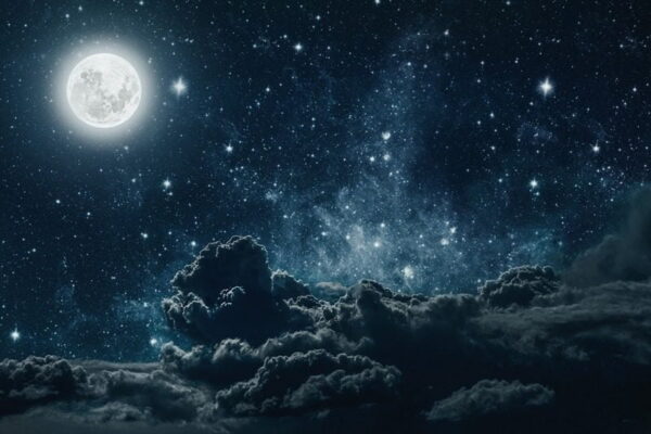 L'image de la lune derrière les nuages – Image 2